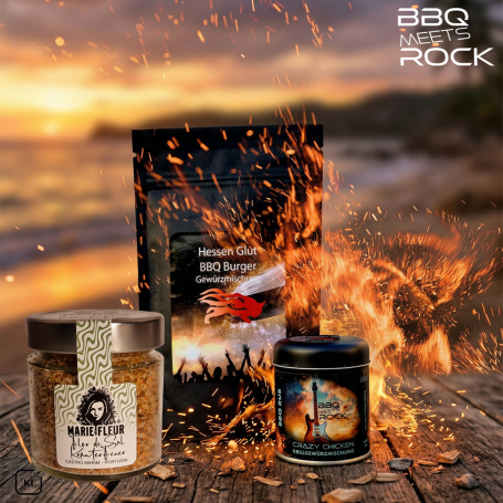 Vorbereitung für ein BBQ: Gewürze und Grillzubehör vor einer malerischen Küstenlandschaft.